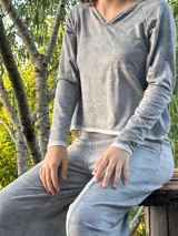 Conjunto color mostaza compuesto por un pantalón palazzo de corte evasé y una remera de manga larga con escote en V y bolsillo en el pecho.