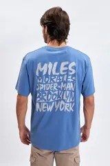 Remera de manga corta con corte oversize, color azul piedra, con estampa gráfica en la espalda que incluye el texto 'Miles Morales Spider-Man Brooklyn New York'.