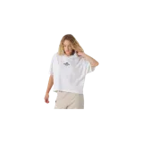 Remera polo de manga corta blanca de la marca Eme Studios, con cuello en V, detalles de líneas en el escote y estampa en el pecho y manga.