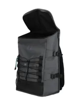 Mochila RKF de diseño técnico en color gris, confeccionada en poliéster reciclado repelente al agua. Presenta un compartimento principal con cierre superior, bolsillo lateral de malla, sistema de cordones elásticos frontales para sujeción y correas ajustables. Incluye detalle de llavero mosquetón.