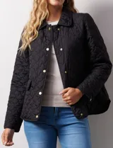 Campera capitoneada color beige, marca Weatherproof, con cuello con solapa, abertura central con botones metálicos, bolsillos delanteros y forro interno a tono.