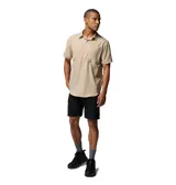 Camisa de manga corta Columbia modelo Silver Ridge II, color beige, con bolsillos frontales en el pecho, cuello clásico y cierre de botones. Confeccionada con tecnologías de protección solar y absorción de humedad.