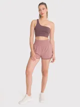 Short deportivo de tiro alto con calza interna incorporada. Cuenta con pretina ancha elástica y bolsillos funcionales.