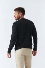 Remera de manga larga azul con estampa frontal que incluye texto y logo de la marca.