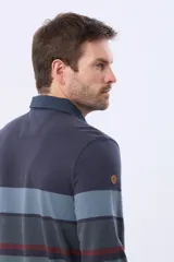 Remera polo de manga larga con diseño de franjas horizontales en tonos azul, gris y detalles en bordó. Presenta cuello camisero con cierre de botones y puños elásticos.