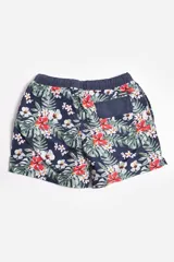 Short de baño azul marino con estampado de hojas de palmera color salmón.