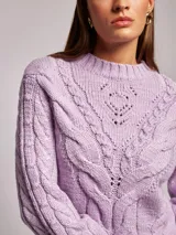 Sweater lila de punto trenzado con cuello redondo y mangas largas. Diseño con trenzas en el frente y en las mangas.