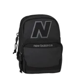 Bandolera pequeña New Balance, color negro, con diseño tipo mochila compacta. Presenta el logo 'N' en la parte superior y el nombre de la marca en el bolsillo frontal. Cuenta con dos compartimentos con cierre y correa ajustable.