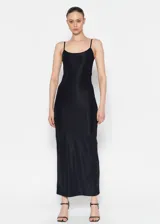 Vestido largo de corte ajustado, con breteles finos y escote redondo. Confeccionado en tela elastizada con acabado satinado.