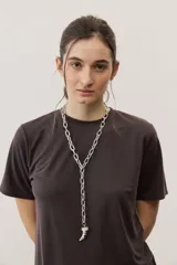 Remera básica de manga corta y cuello redondo, color negro, de corte clásico y diseño liso.