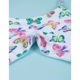 Bikini blanco con estampado de mariposas coloridas. El top presenta un diseño tipo crop top con tiras cruzadas en la zona del abdomen, mientras que la parte inferior es una tanga de corte alto.