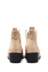 Bota texana corta color beige de cuero con elásticos laterales.