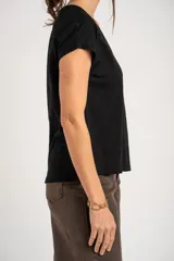 Remera de algodón flame color blanco marfil, con cuello redondo amplio y mangas cortas holgadas.