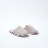 Pantuflas de casa abiertas en el talón, de terciopelo gris con textura acanalada y ribetes a tono.
