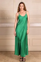 Vestido largo verde esmeralda de satén, con breteles finos y escote en V.