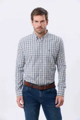 Camisa de manga larga con diseño de cuadros en tonos azul, verde y blanco, con cuello camisero abotonado y cierre frontal de botones.