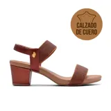 Sandalia de cuero color marrón con taco bajo y tiras anchas.