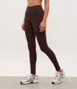 Calza legging deportiva de tiro alto con cintura ancha, confeccionada en tejido de poliamida y elastano, ofreciendo un ajuste ceñido y gran elasticidad.