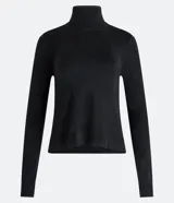 Blusa de punto color negro, de manga larga y cuello alto.