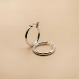 Aros tipo argolla de diseño bombé, confeccionados en plata 925 con acabado pulido brillante.