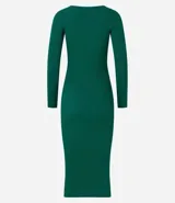 Vestido midi de punto acanalado, con diseño ajustado al cuerpo, cuello barco y mangas largas. Confeccionado en tejido de punto texturizado.