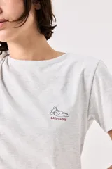 Pijama de algodón gris melange con estampado de gatos, compuesto por una remera de manga corta con cuello redondo y un pantalón largo de corte recto con cintura elástica.