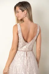 Vestido largo de tul color champagne, bordado en hilo de seda y canutillos al tono, con escote en V y sobrefalda.