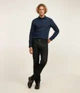 Camisa masculina de manga larga con cuello inglés y cierre frontal abotonado. Confeccionada en tejido de poliamida con tecnología performance, que ofrece elasticidad, secado rápido y resistencia a las arrugas.