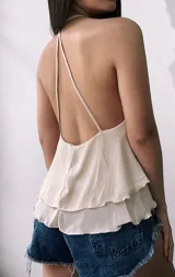 Blusa roja con espalda descubierta y tirantes finos.