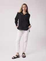 Camisa negra de algodón con cuello clásico y bordados calados en el canesú.