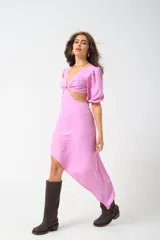 Vestido midi fucsia con escote en V, mangas cortas abullonadas y abertura en la cintura.