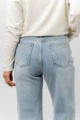 Jean wide leg de tiro alto con calce relajado, costura frontal decorativa y bolsillos funcionales. Confeccionado en denim con interior afelpado para mayor abrigo.