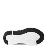 Championes urbanos Umbro modelo Pure Step, color negro con detalles en rosado. Presentan una capellada de malla transpirable, entresuela blanca con diseño geométrico y logo de la marca en el lateral.