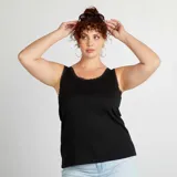 Camiseta de tirantes negra de punto de canalé con detalle de encaje en el escote.