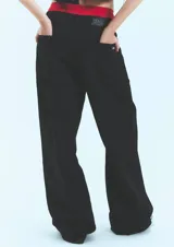 Pantalón de jean negro de tiro medio bajo, corte oversized y confeccionado en algodón grueso.