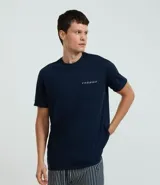 Conjunto de pijama corto para hombre, compuesto por una remera de manga corta con cuello redondo y bolsillo en el pecho, y un short con cintura elástica. Diseño a rayas finas.