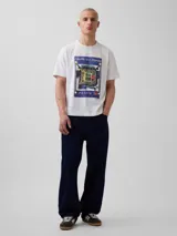Remera de algodón con efecto lavado, color gris oscuro, de corte clásico y manga corta. Presenta un estampado gráfico en el pecho con el logo de la Copa Mundial de la FIFA USA 94.