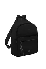 Mochila Las Oreiro color verde agua, con logo de la marca en la parte superior y un aplique de labios en la parte inferior. Cuenta con un bolsillo frontal con cierre y un llavero decorativo de cuerda.