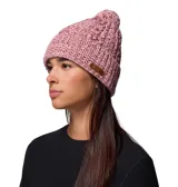 Gorro de punto de lana color rosado y bordó, con diseño trenzado, dobladillo vuelto, pompón superior y parche de cuero con logo de la marca.