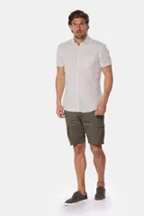 Bermuda cargo azul confeccionada en 98% algodón y 2% spandex.