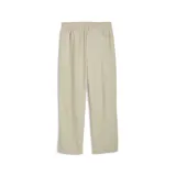 Pantalón cargo de corte relajado color tostado, con bolsillos laterales tipo cargo y diseño de costuras reforzadas en las rodillas. Presenta cintura elástica y logo de la marca bordado en la pierna.