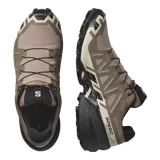 Championes Salomon Speedcross 6 de color negro, diseñados específicamente para trail running. Presentan una estructura robusta y técnica, capellada sintética y textil con refuerzos termosellados, sistema de cordones de ajuste rápido Quicklace y suela con tacos profundos para máxima tracción en terrenos difíciles.