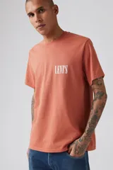 Remera color salmón de corte holgado con logo de Levi's estampado en el pecho.