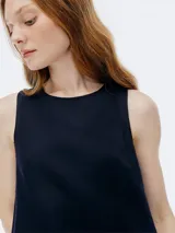 Vestido corto color verde claro, sin mangas y corte recto.