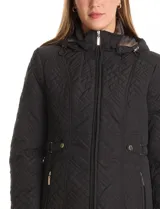 Campera de abrigo color marrón, con diseño capitoneado de costuras entrelazadas en relieve. Presenta cuello alto, capucha desmontable, cierre frontal completo y bolsillos laterales con cierre. Incluye trabas ajustables en la cintura con botones metálicos para entallar la silueta.