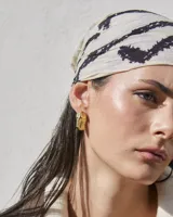 Aros tipo argollas de diseño artesanal con acabado texturizado y forma irregular. Fabricados en bronce y alpaca, con pernos y cierres de plata 925.