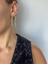 Aros colgantes de bronce con forma irregular.