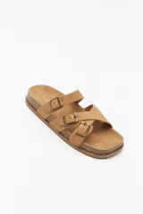 Sandalias negras con plataforma de corcho de 3 cm de alto y tiras cruzadas de gamuza con hebillas metálicas ajustables.