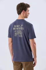Remera Legacy de algodón color azul, de manga corta y cuello redondo, con pequeño bordado frontal en el pecho.