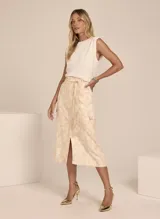 Musculosa blanca de tejido de punto, con corte holgado, cuello redondo y sisas amplias.